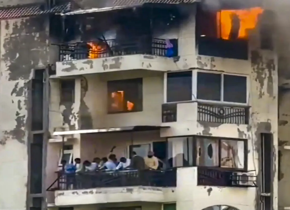 دہلی: دوارکا کے سبد اپارٹمنٹ میں دلخراش آگ، باپ نے دو بچوں کو بالکونی سے پھینکا، پھر خود چھلانگ لگائی، تینوں جاں بحق