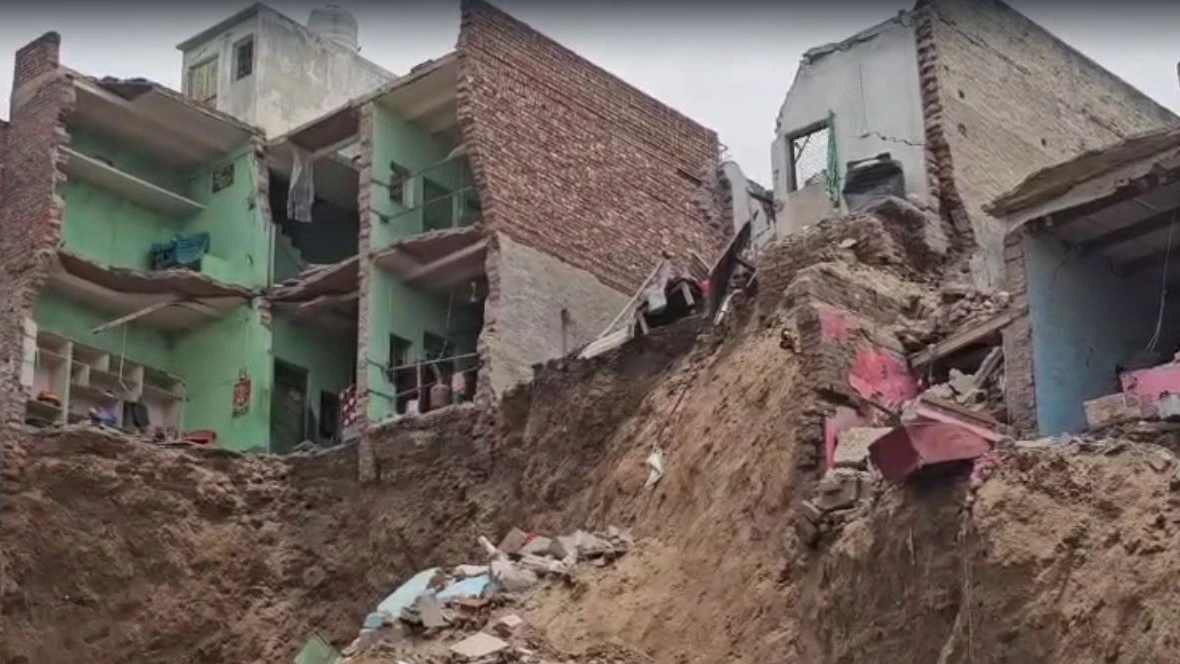 متھورا میں دردناک حادثہ: کھدائی کے دوران 4-٥ مکانات منہدم، کئی  مزدوروں کے ملبے تلے دبے ہونے کا خدشہ