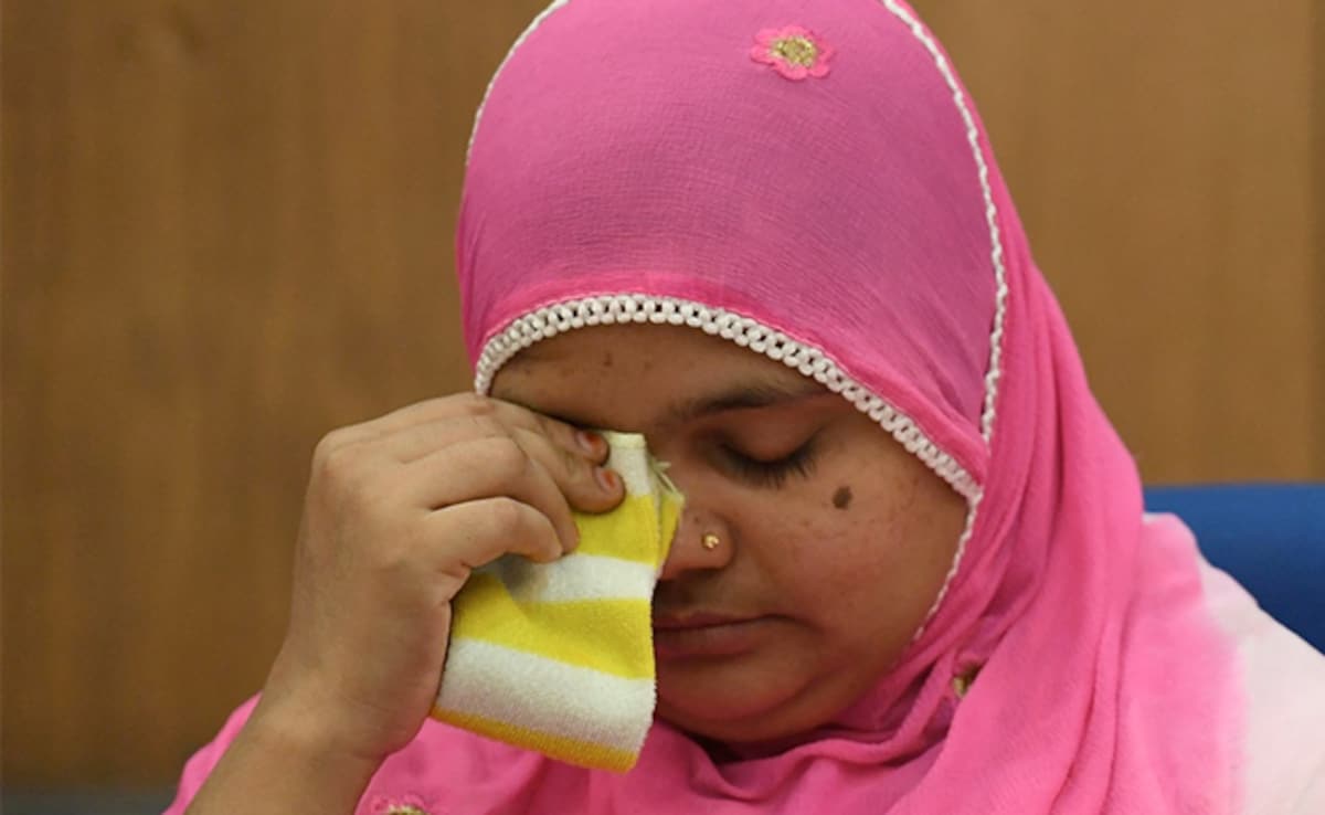 بلقیس بانو کیس میں دو مجرموں کو سپریم کورٹ سے ضمانت: 17 سال کی قید اور معذوری بنی بنیاد