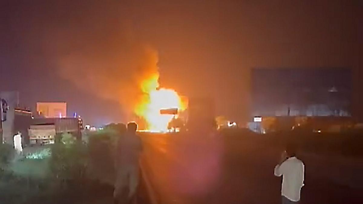 جے پور-اجمیر ہائی وے پر ایل پی جی ٹرک دھماکہ: 200 سلنڈرز پھٹے، 10 کلومیٹر تک گونجی آواز